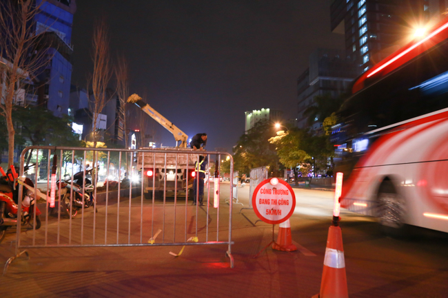 Ảnh: Tuyến phố Thủ đô trồng hàng trăm cây phong lá đỏ như Nhật Bản