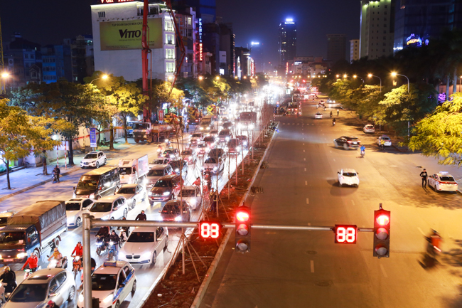 Ảnh: Tuyến phố Thủ đô trồng hàng trăm cây phong lá đỏ như Nhật Bản