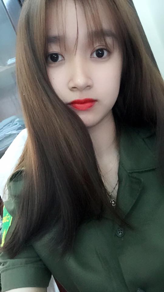 Dù không tô vẽ cầu kỳ, nữ công an xã vẫn gây chú ý qua bức ảnh chụp ké