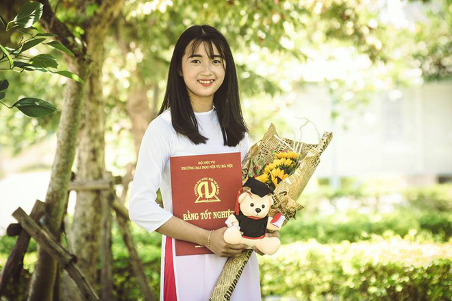 Dù không tô vẽ cầu kỳ, nữ công an xã vẫn gây chú ý qua bức ảnh chụp ké