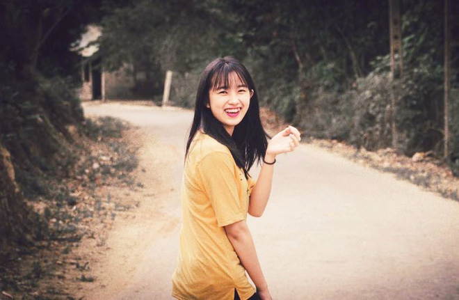 Dù không tô vẽ cầu kỳ, nữ công an xã vẫn gây chú ý qua bức ảnh chụp ké