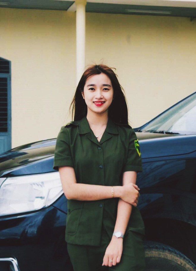 Dù không tô vẽ cầu kỳ, nữ công an xã vẫn gây chú ý qua bức ảnh chụp ké