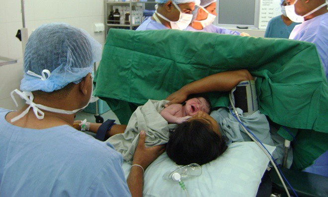 Chuyện đi đẻ thời bố mẹ: Nghẹn ngào cảnh đẻ rơi, đẻ cáng cùng những ly sữa chỉ có màu không có vị