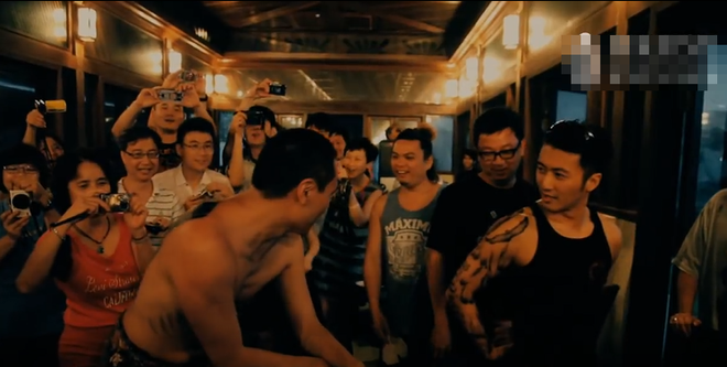 Tạ Đình Phong bị nhân viên tạt xô nước đá vào mặt và đạo lý khiến ai cũng phải suy ngẫm