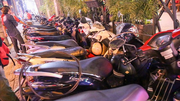 Chủ tịch phường ở quận 1 phân trần về vụ đứng tên bãi giữ xe lấn chiếm vỉa hè