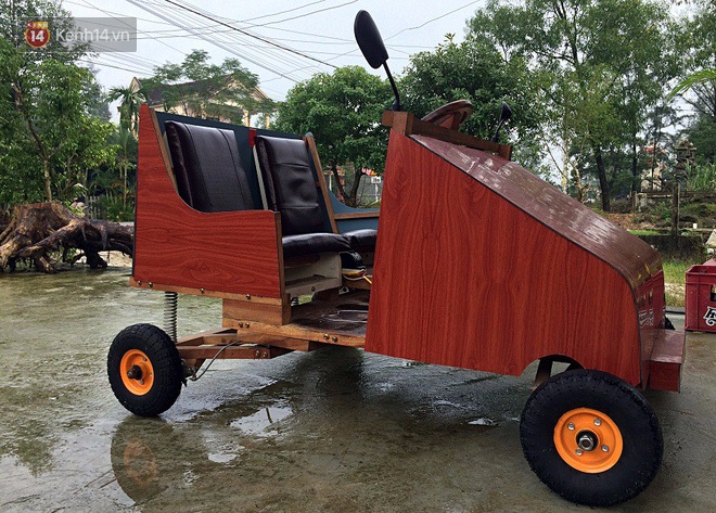 Nam sinh lớp 9 chế tạo ô tô điện từ gỗ và phế liệu để chở các em nhỏ đi học