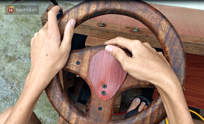 Nam sinh lớp 9 chế tạo ô tô điện từ gỗ và phế liệu để chở các em nhỏ đi học Nam sinh lớp 9 chế tạo ô tô điện từ gỗ và phế liệu để chở các em nhỏ đi học