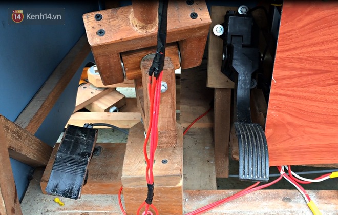 Nam sinh lớp 9 chế tạo ô tô điện từ gỗ và phế liệu để chở các em nhỏ đi học