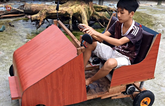 Nam sinh lớp 9 chế tạo ô tô điện từ gỗ và phế liệu để chở các em nhỏ đi học