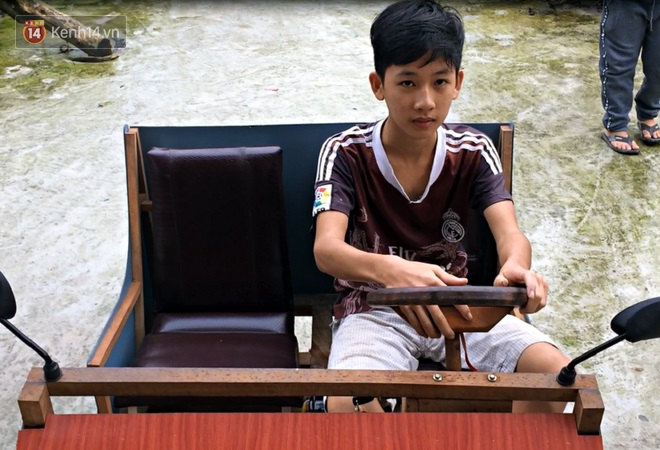 Nam sinh lớp 9 chế tạo ô tô điện từ gỗ và phế liệu để chở các em nhỏ đi học