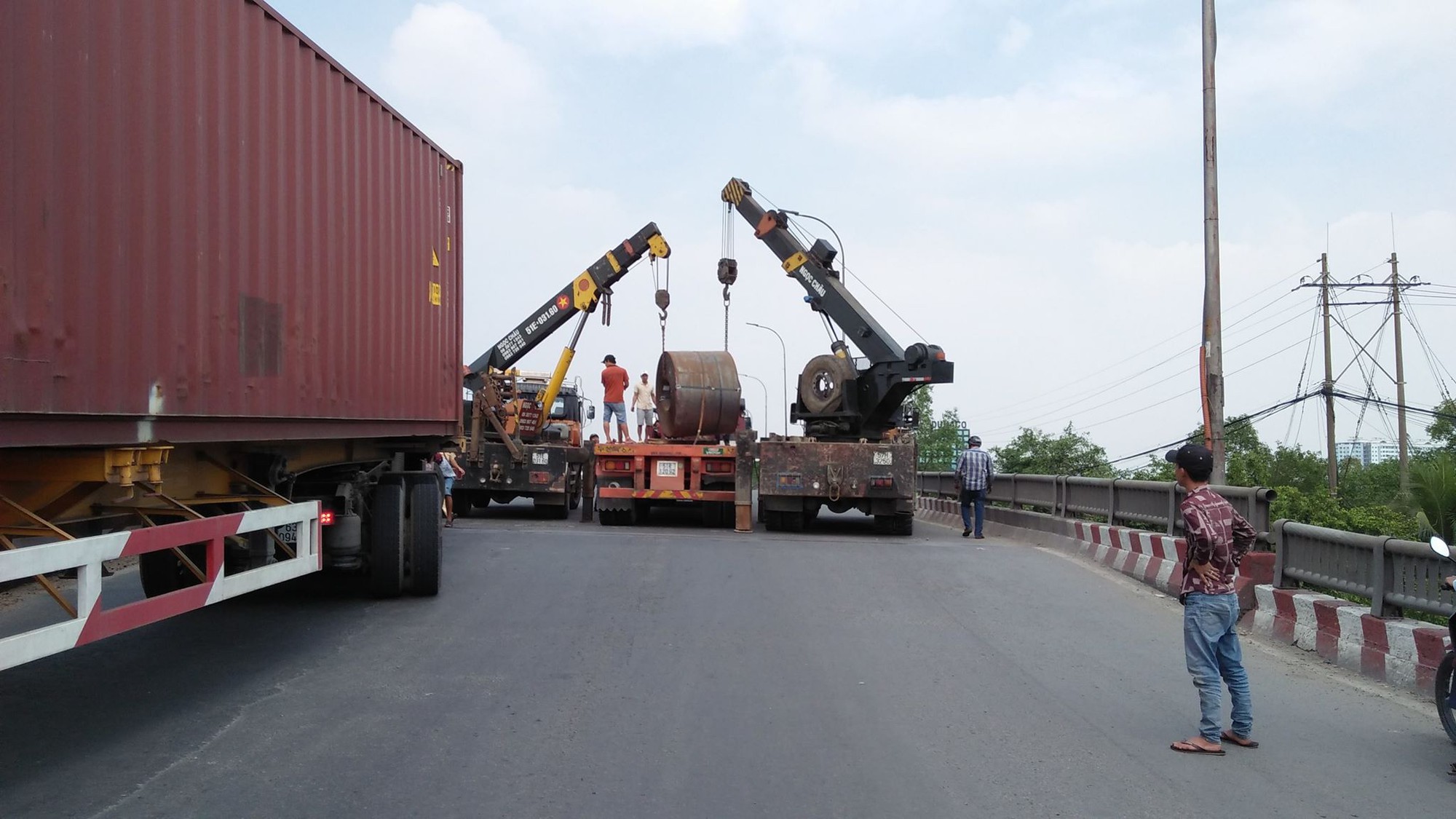 TP.HCM: Cuộn sắt gần 20 tấn rơi khỏi xe đầu kéo trên đường, nhiều người hoảng loạn