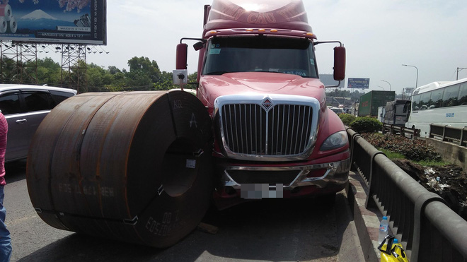 TP.HCM: Cuộn sắt gần 20 tấn rơi khỏi xe đầu kéo trên đường, nhiều người hoảng loạn