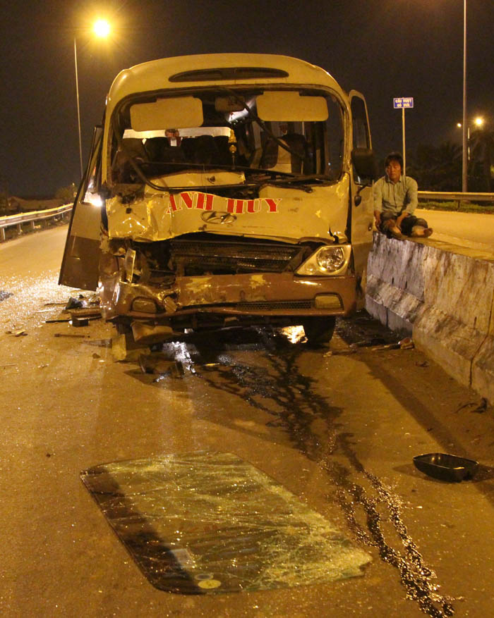 Hơn 10 người khóc thét trong xe khách biến dạng ở Sài Gòn