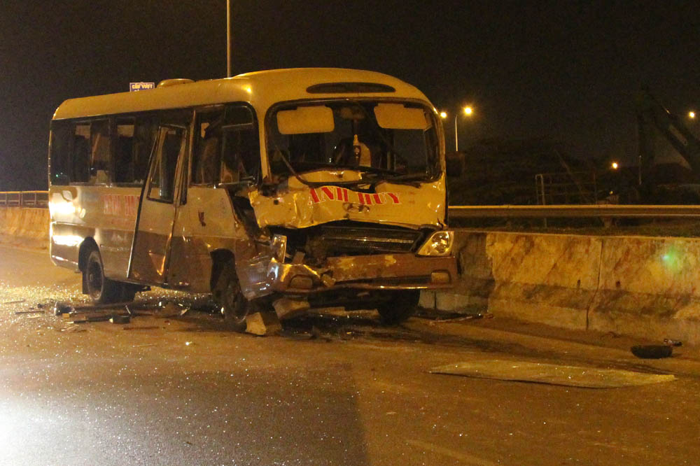 Hơn 10 người khóc thét trong xe khách biến dạng ở Sài Gòn