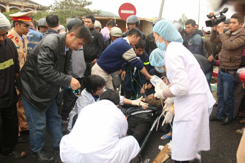 Hàng chục người khoan cắt cabin xe tải đưa 3 nạn nhân đi cấp cứu