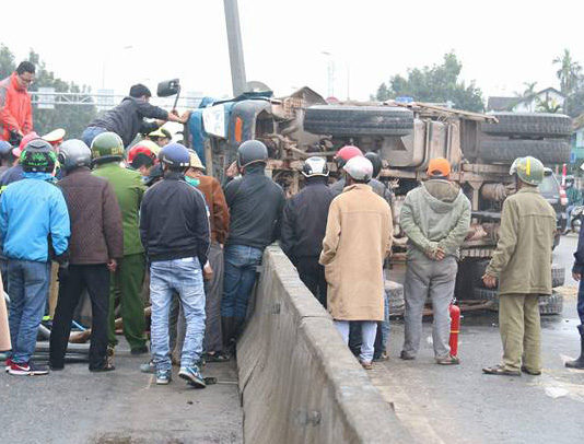 Hàng chục người khoan cắt cabin xe tải đưa 3 nạn nhân đi cấp cứu