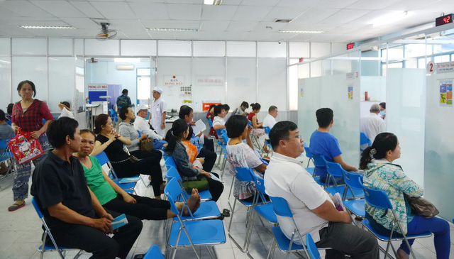 Chậm có thẻ BHYT mới, người bệnh bị hành