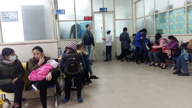 Hà Nội rét đậm kéo dài, nhiều trẻ bị liệt mặt, méo mồm, tiêu chảy nhập viện