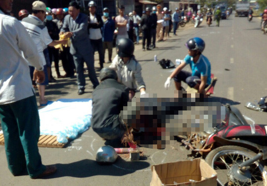 Vượt xe chở bauxite, người đàn ông 60 tuổi bị cán tử vong