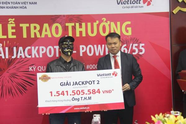 Khánh Hòa: Đeo mặt nạ kín mít nhận giải jackpot trị giá 1,5 tỷ đồng
