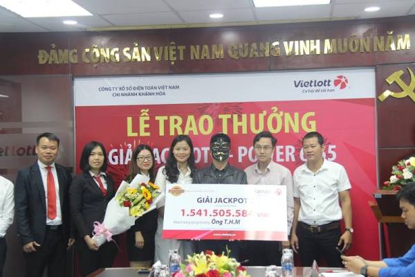 Khánh Hòa: Đeo mặt nạ kín mít nhận giải jackpot trị giá 1,5 tỷ đồng