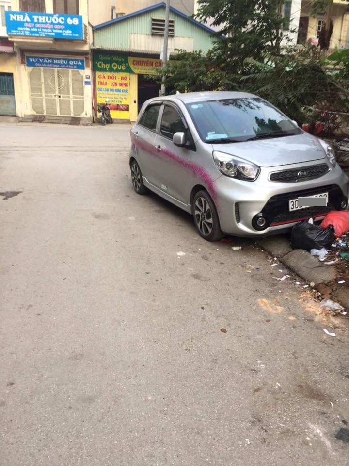 Hàng loạt ô tô bị xịt sơn bẩn tại chung cư Văn Quán, Hà Đông Hàng loạt ô tô bị xịt sơn bẩn tại chung cư Văn Quán, Hà Đông