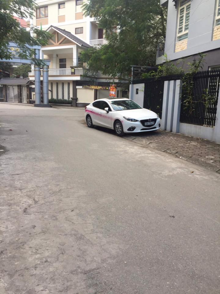 Hàng loạt ô tô bị xịt sơn bẩn tại chung cư Văn Quán, Hà Đông Hàng loạt ô tô bị xịt sơn bẩn tại chung cư Văn Quán, Hà Đông