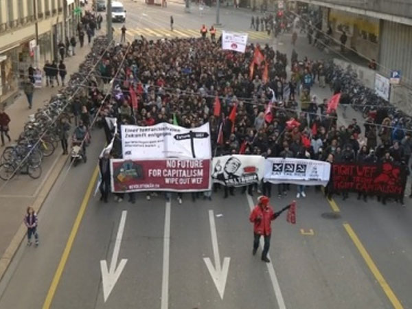 Hàng trăm người biểu tình chống Trump ở thủ đô Thụy Sĩ