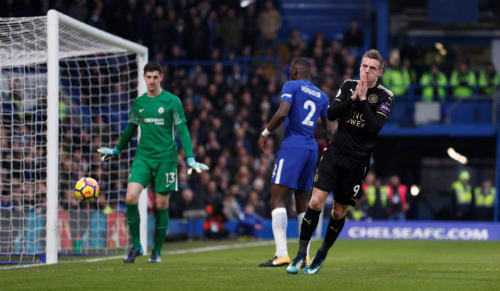 Chelsea tiếp tục hòa trước Leicester dù chơi hơn người