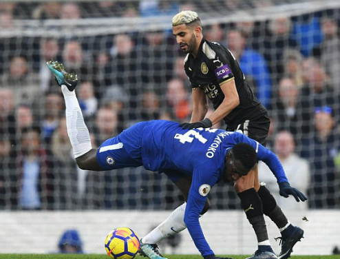 Chelsea tiếp tục hòa trước Leicester dù chơi hơn người
