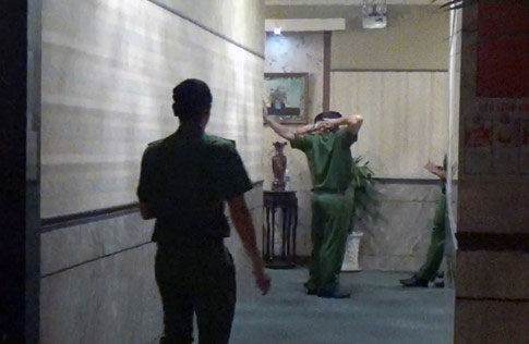 Đột kích cơ sở karaoke chuyên phục vụ khách ngoại, nhiều nữ nhân viên dương tính ma túy