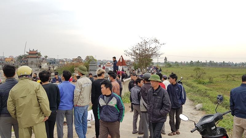Băng xe máy qua đường sắt, bị tàu hất văng 50m tử vong Băng xe máy qua đường sắt, bị tàu hất văng 50m tử vong