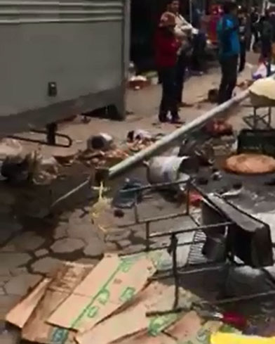 Clip: Thấy xe tải đang đỗ, bảo vệ leo lên xe lái chơi ai ngờ húc bay cả một dãy chợ