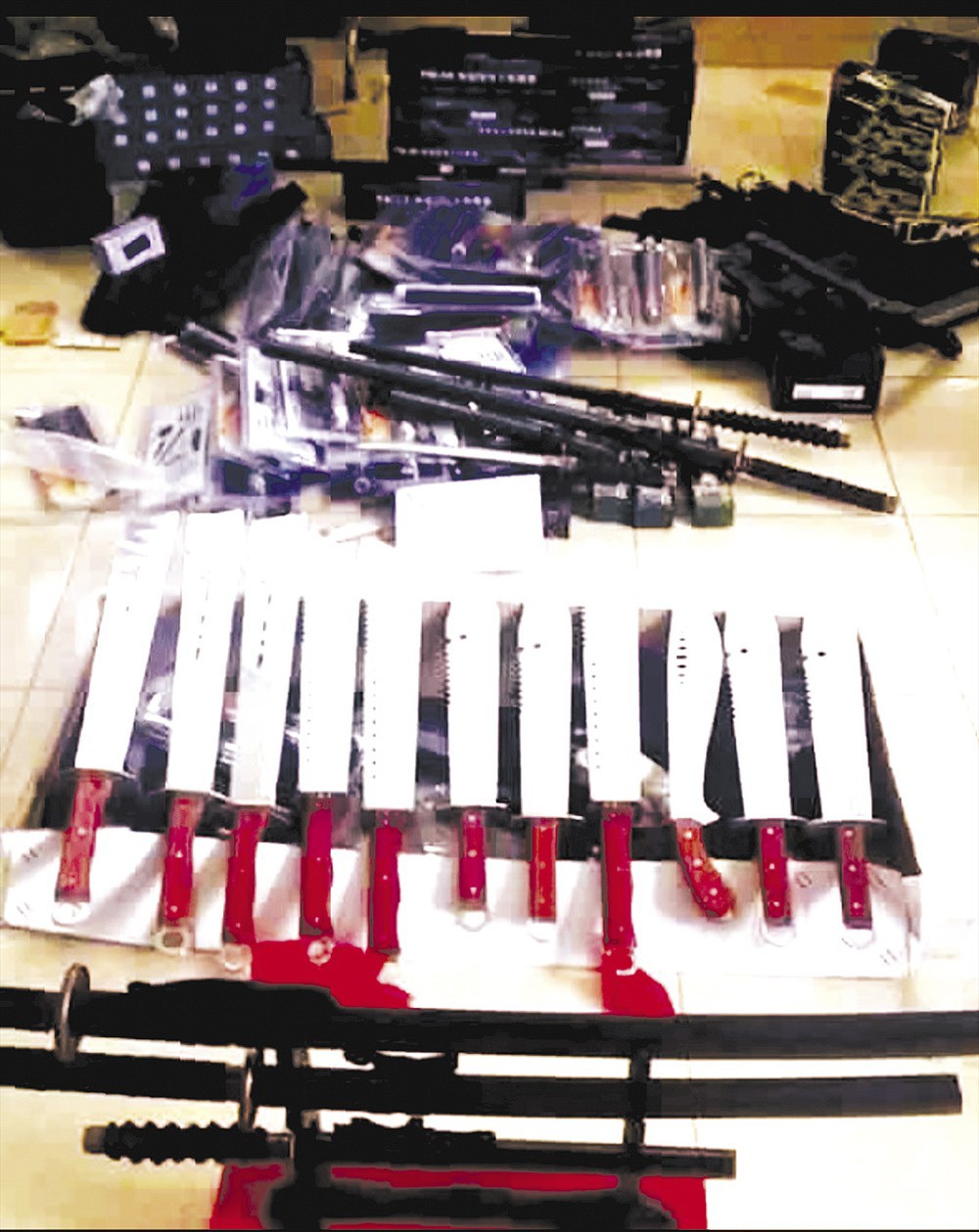 Phá đường dây buôn hung khí cực khủng qua mạng của đôi vợ chồng trẻ