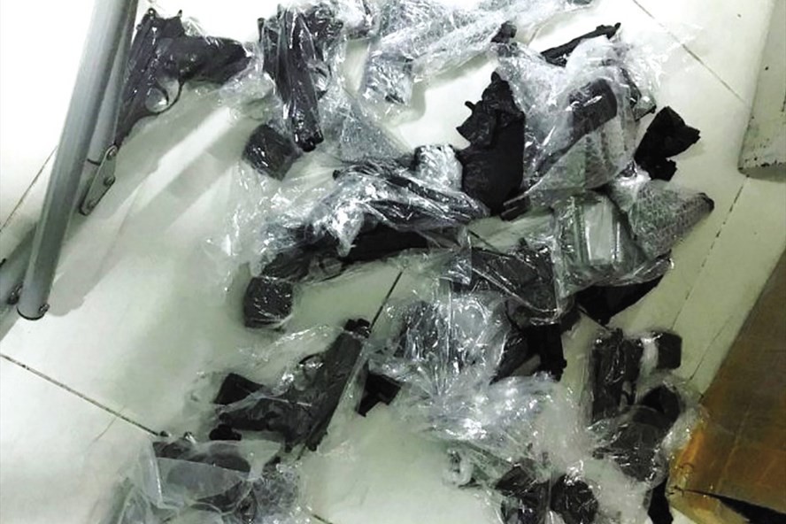 Phá đường dây buôn hung khí cực khủng qua mạng của đôi vợ chồng trẻ