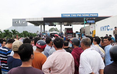 Tài xế lần đầu dùng tiền lẻ, trạm BOT Sông Phan rối loạn