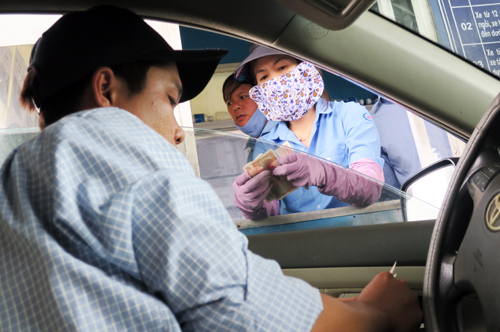 Tài xế lần đầu dùng tiền lẻ, trạm BOT Sông Phan rối loạn