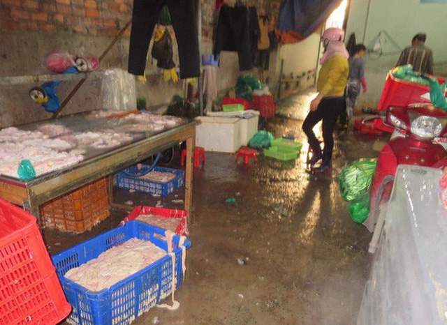 Lòng trắng nhờ oxy già, dấm chua từ axit: Đầu độc miếng ăn