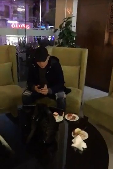 Thái độ khó hiểu của Tim khi có mặt trong tiệc sinh nhật Trương Quỳnh Anh