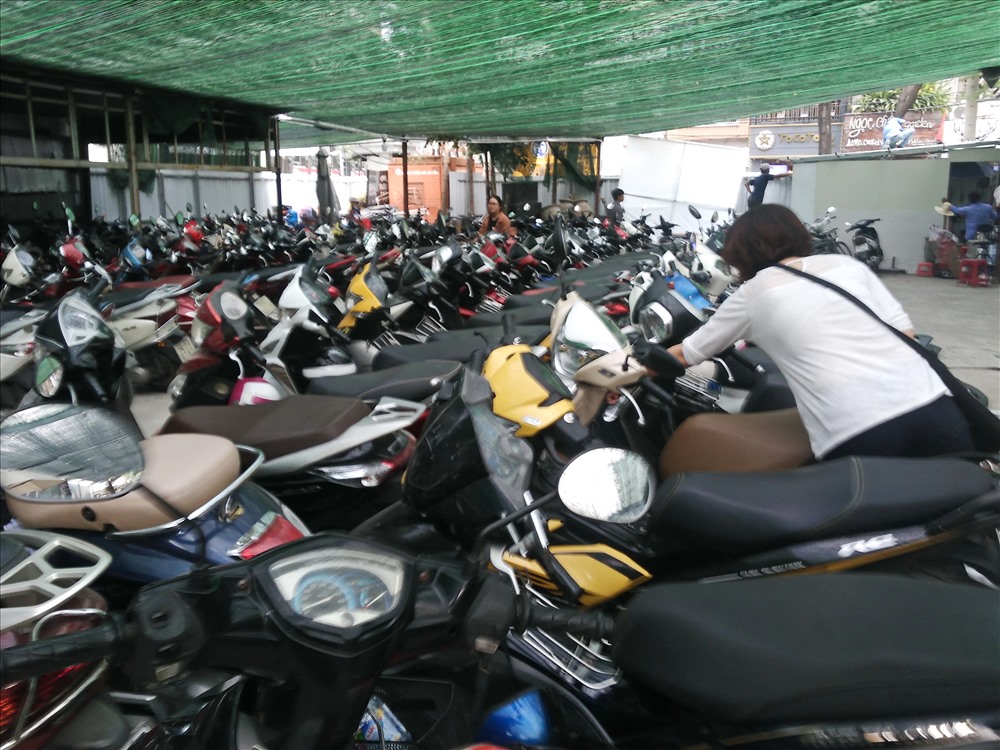 Loạn giá giữ xe ở trung tâm TP.HCM hậu dẹp bãi giữ xe vỉa hè
