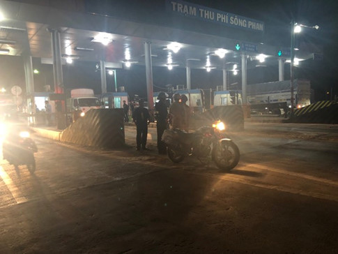 Tài xế dùng tiền lẻ mua vé, BOT Sông Phan lại xả trạm