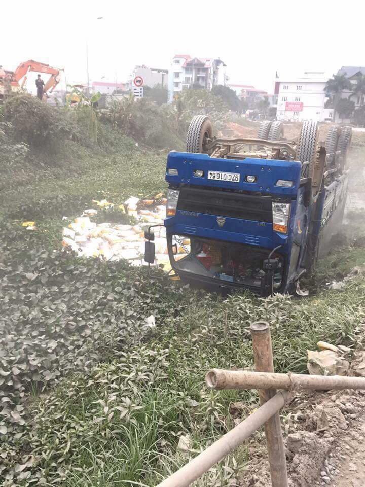 Hà Nội: Xe tải chở bia nằm ngửa dưới mương nước sau khi mất lái Hà Nội: Xe tải chở bia nằm ngửa dưới mương nước sau khi mất lái
