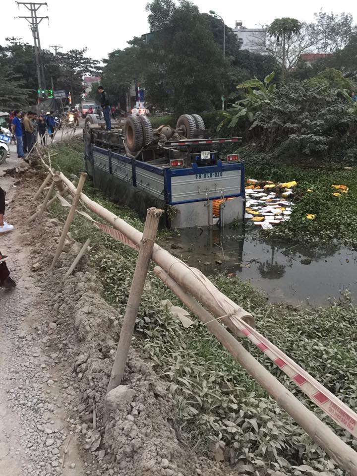 Hà Nội: Xe tải chở bia nằm ngửa dưới mương nước sau khi mất lái Hà Nội: Xe tải chở bia nằm ngửa dưới mương nước sau khi mất lái