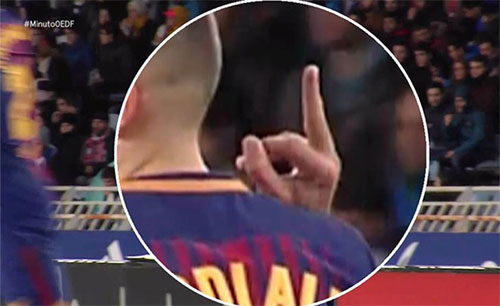 Sao Barca giơ ngón tay thối về phía đối thủ