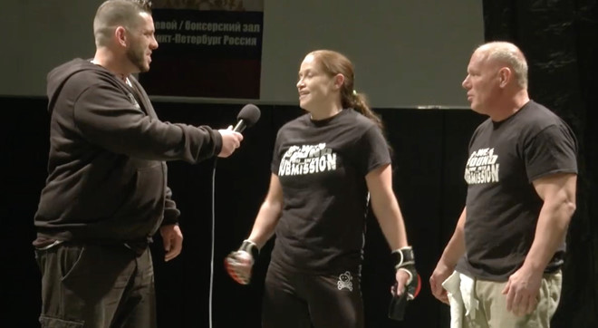 Knock-out nam võ sĩ, bà mẹ hai con giành phần thưởng 1 triệu USD