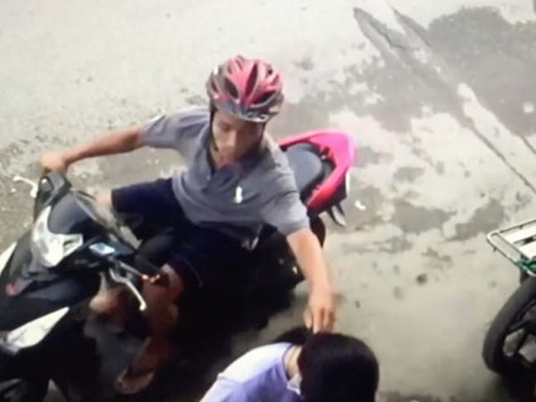 Lao xe hạ gục tên cướp giật dây chuyền trên đường phố Sài Gòn