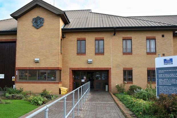 Nữ cai ngục bị đánh đến bất tỉnh trong nhà tù toàn tội phạm tình dục