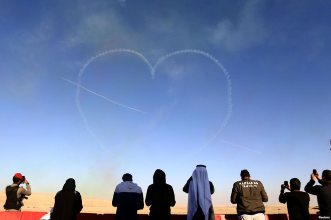 7 ngày qua ảnh: Siêu vận tải cơ Airbus A 4100 M hạ cánh trong đêm