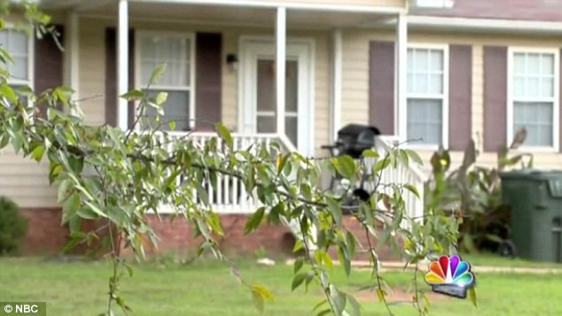 Nửa đêm nghe tiếng động lạ, người mẹ kinh hãi phát hiện bạn trai cũ cách đây 12 năm trốn trên gác mái