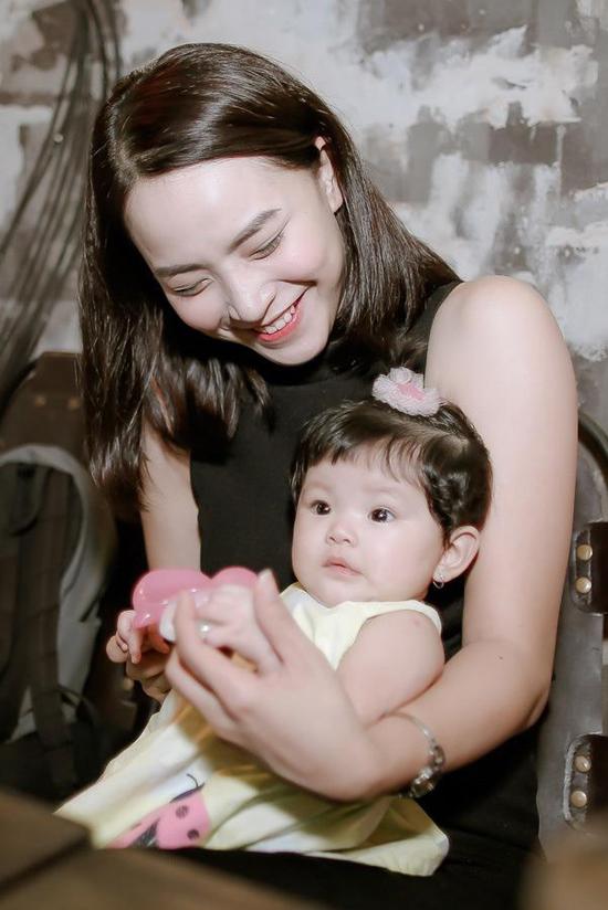 Hải Băng chính thức xác nhận mang bầu lần 2 khi con gái đầu còn chưa tròn 1 tuổi Hải Băng chính thức xác nhận mang bầu lần 2 khi con gái đầu còn chưa tròn 1 tuổi